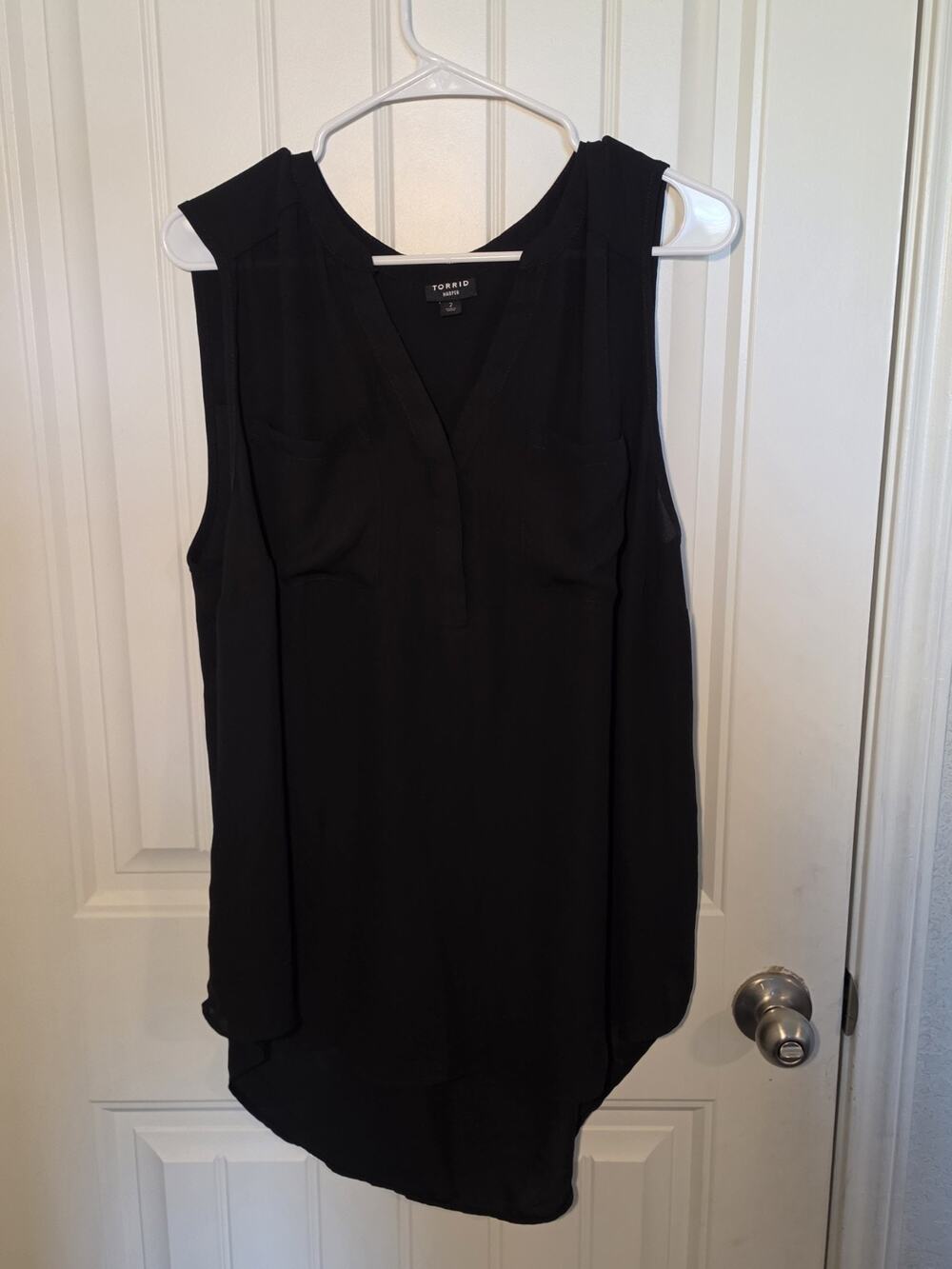 Torrid Harper Blouse Womens Size 2 Black Sleeveless V Neck Hi Low Tunic Top